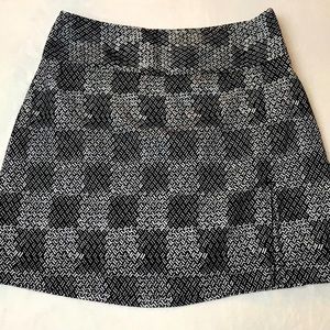 IZOD XFG Golf Tennis Stretch Patterned Skort Black Gray Women's Size 2